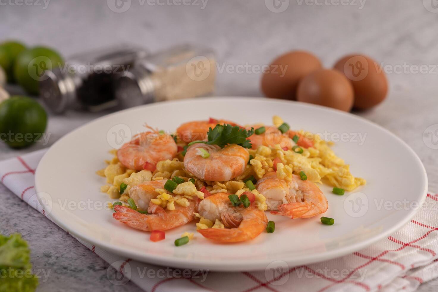 revuelva los huevos fritos con camarones en un plato blanco. foto