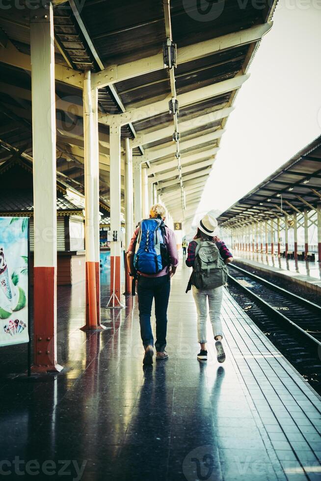 pareja joven inconformista en la estación de tren. foto