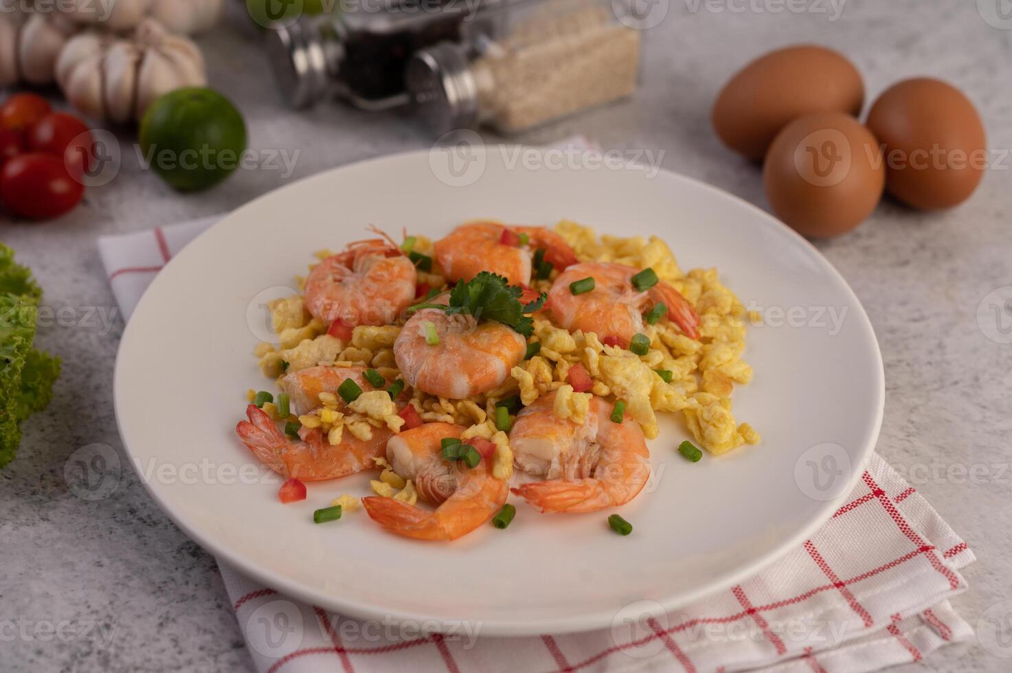 revuelva los huevos fritos con camarones en un plato blanco. foto