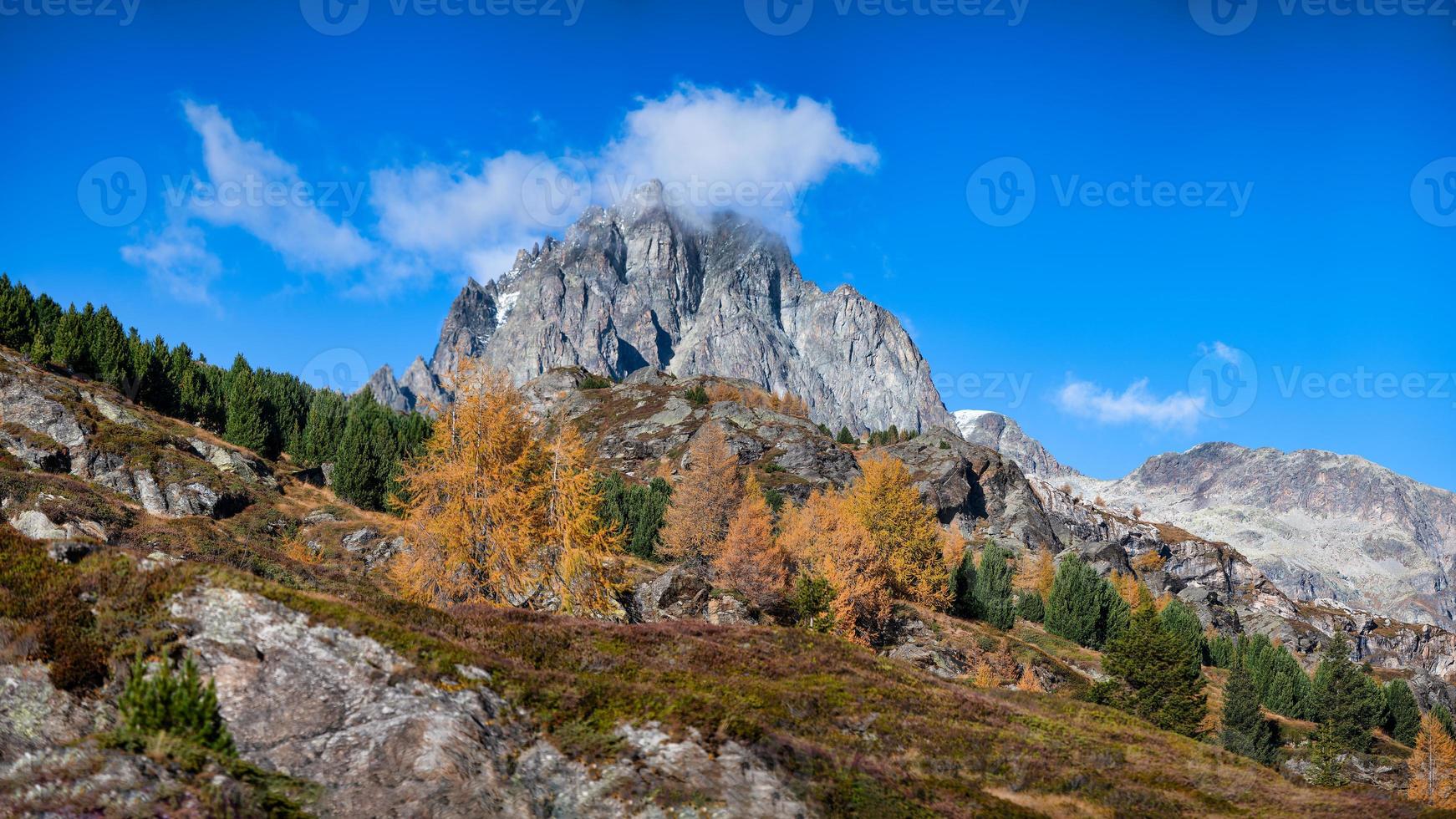 paisaje otoñal en los alpes suizos foto