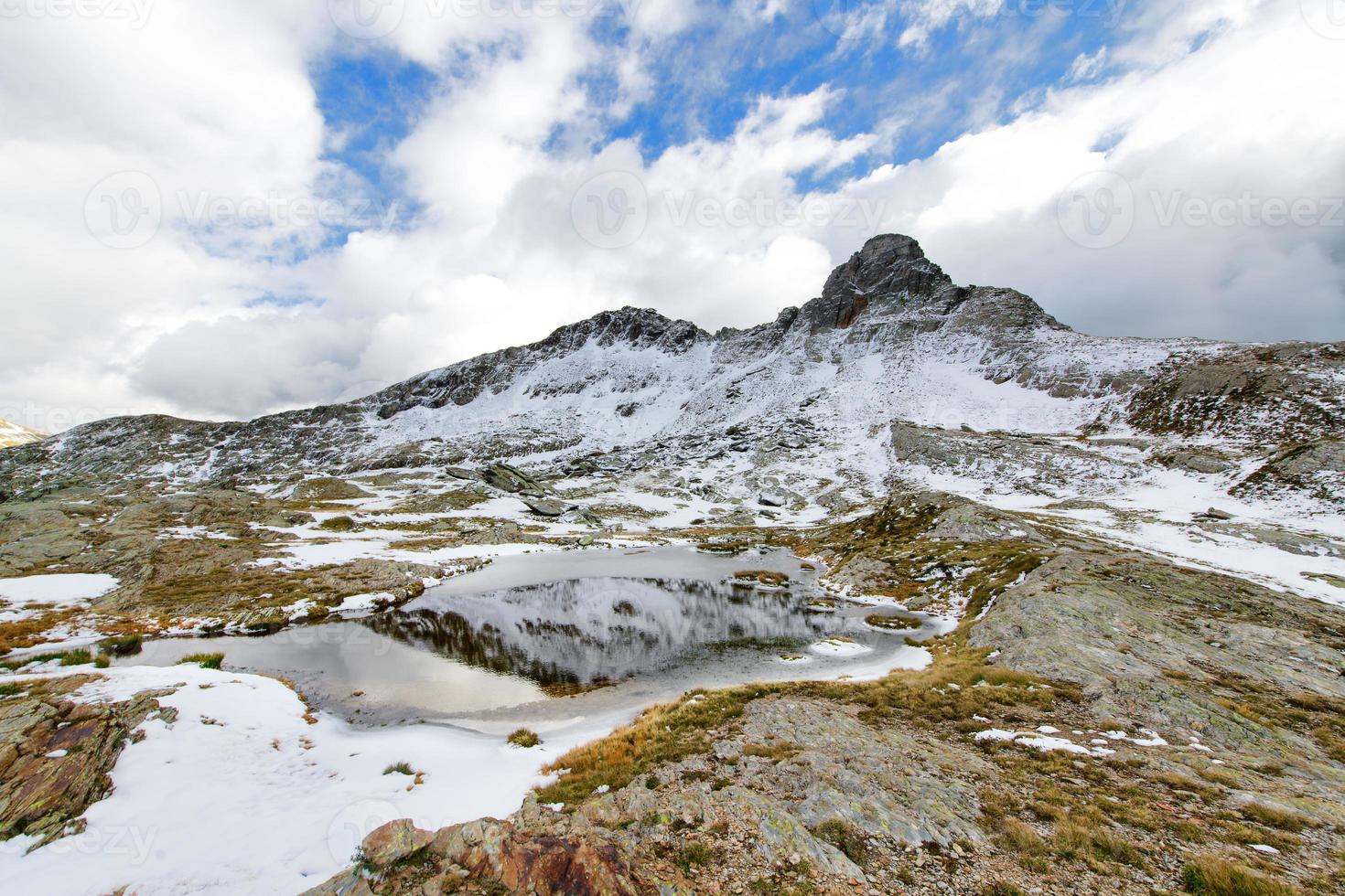 paisaje de montaña a principios de otoño foto