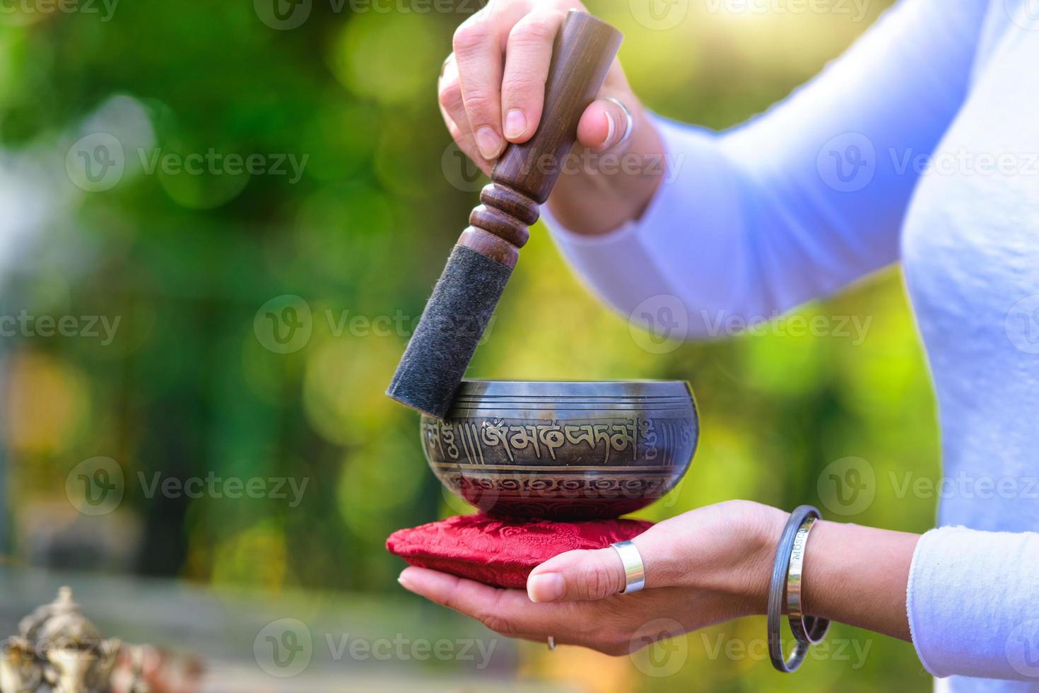 campana tibetana tocada foto