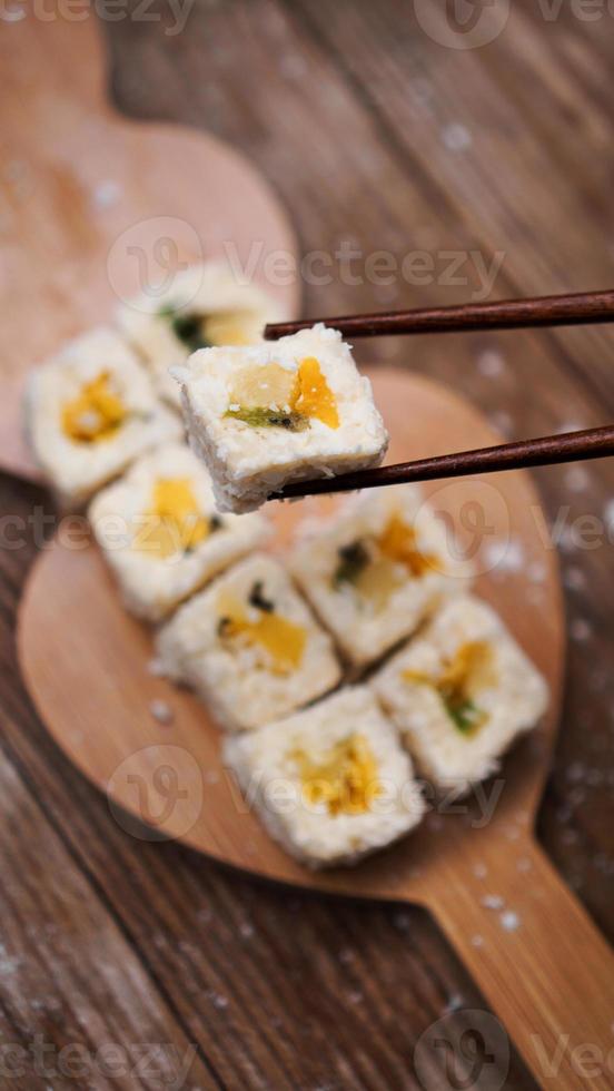 entrega de sushi. panecillos dulces hechos de arroz, piña, kiwi y mango. foto