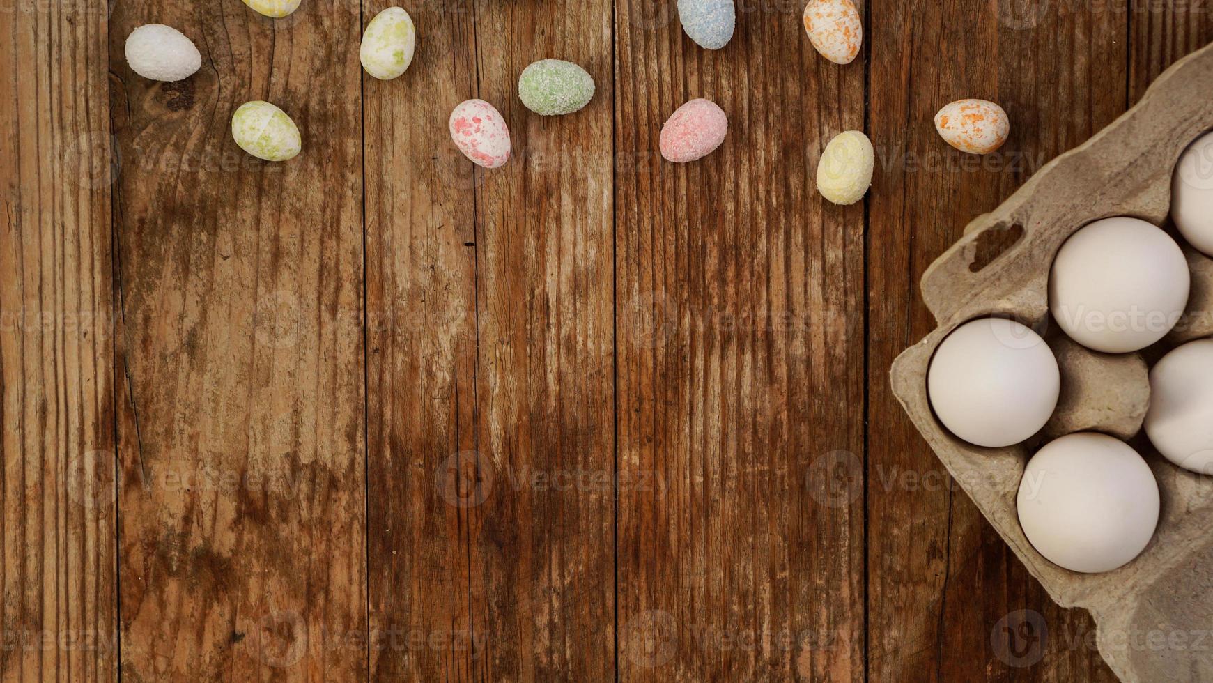 huevos de gallina en una bandeja de cartón y decoración de pascua foto