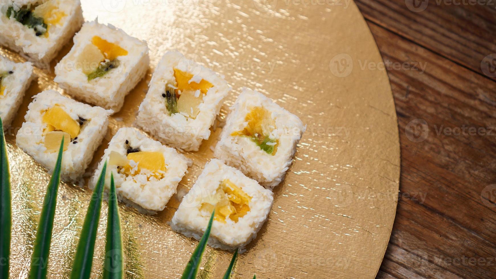 sushi de postre - rollo con fruta y queso crema en el interior foto