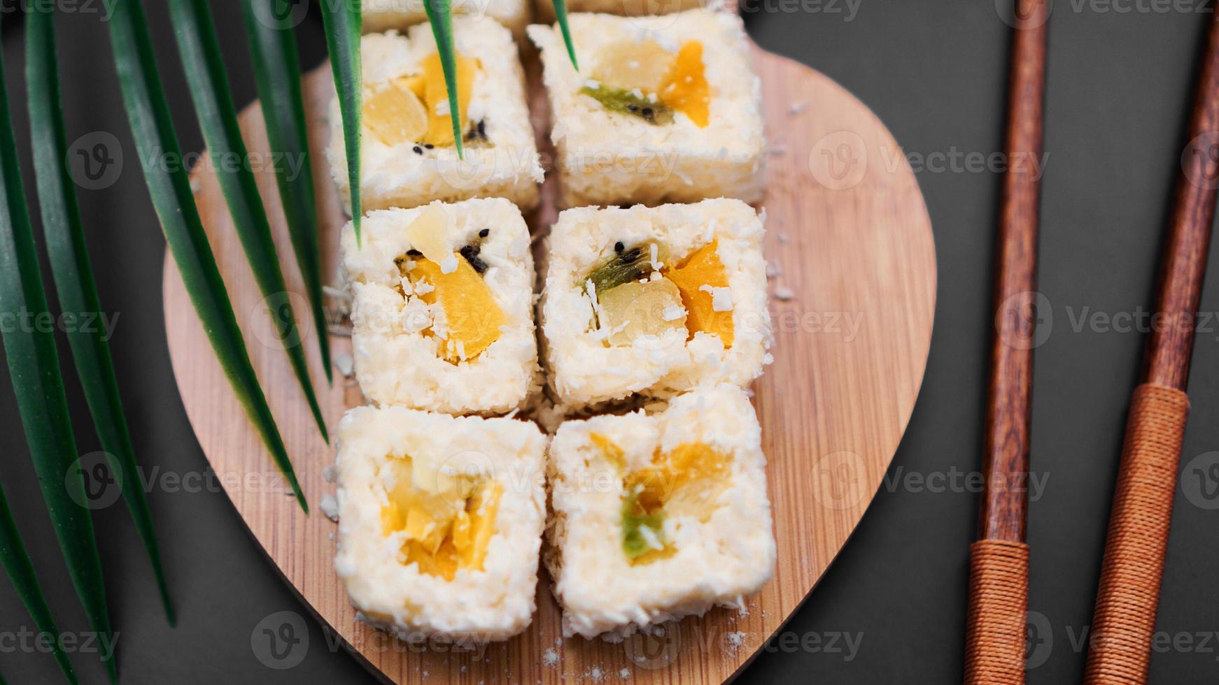 sushi de postre. Rollos de sushi dulce de kiwi, piña y plátano foto