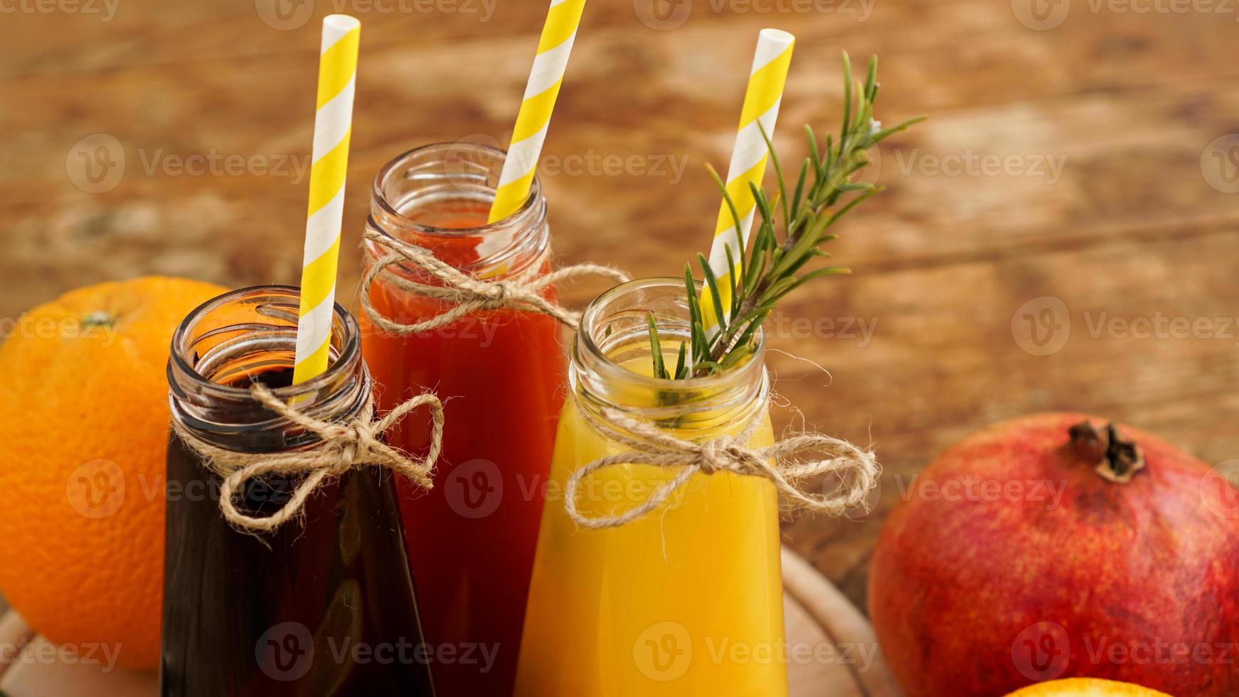 limonada casera en botellitas. jugos y frutas multicolores foto