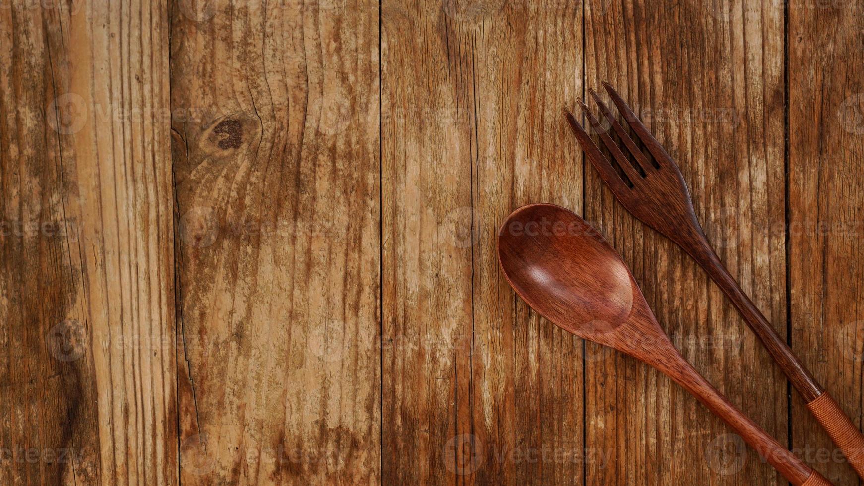 cuchara de madera y tenedor sobre fondo de madera. asiático foto