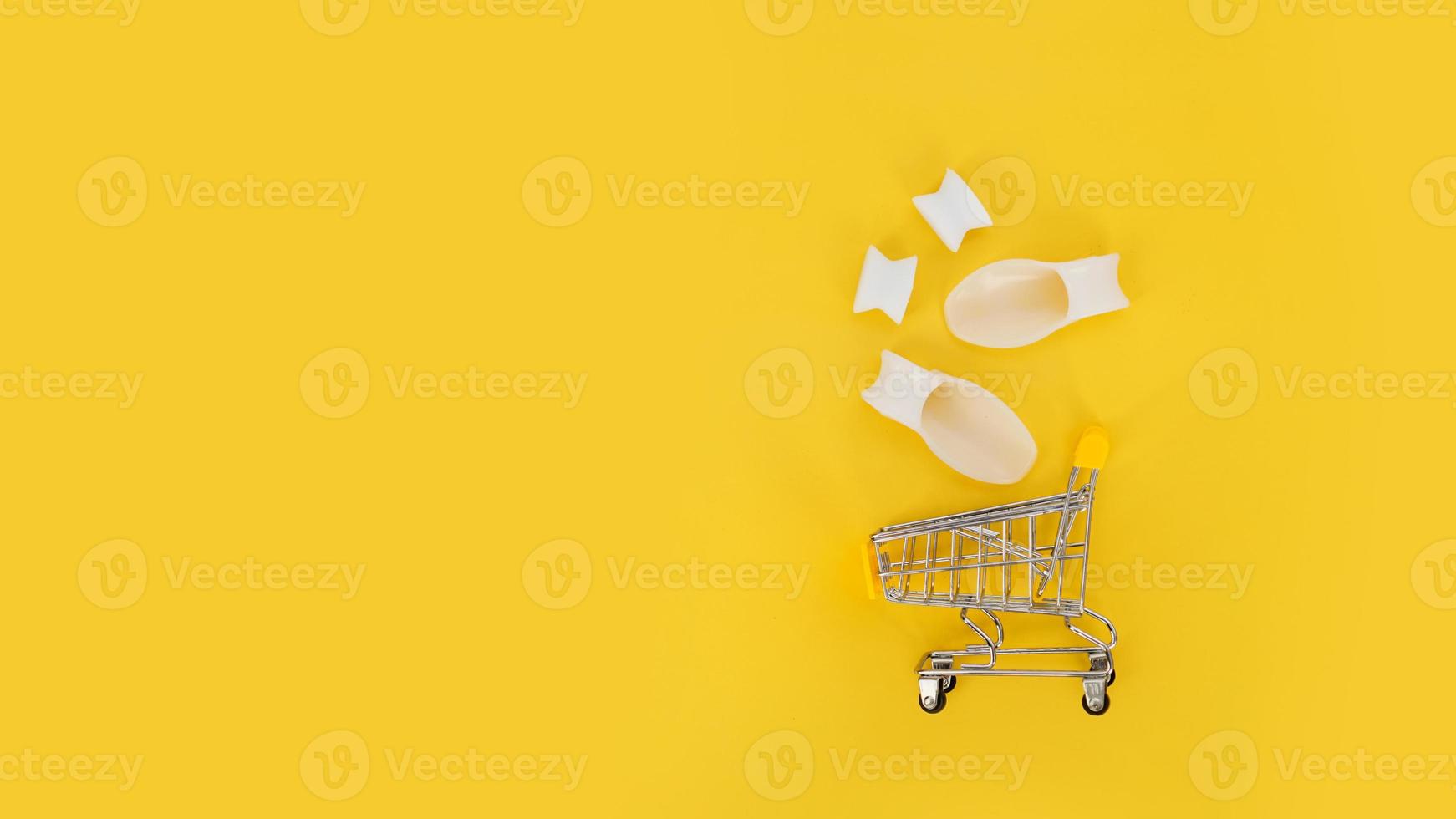 separador de dedos de silicona blanca y carrito de compras en amarillo foto