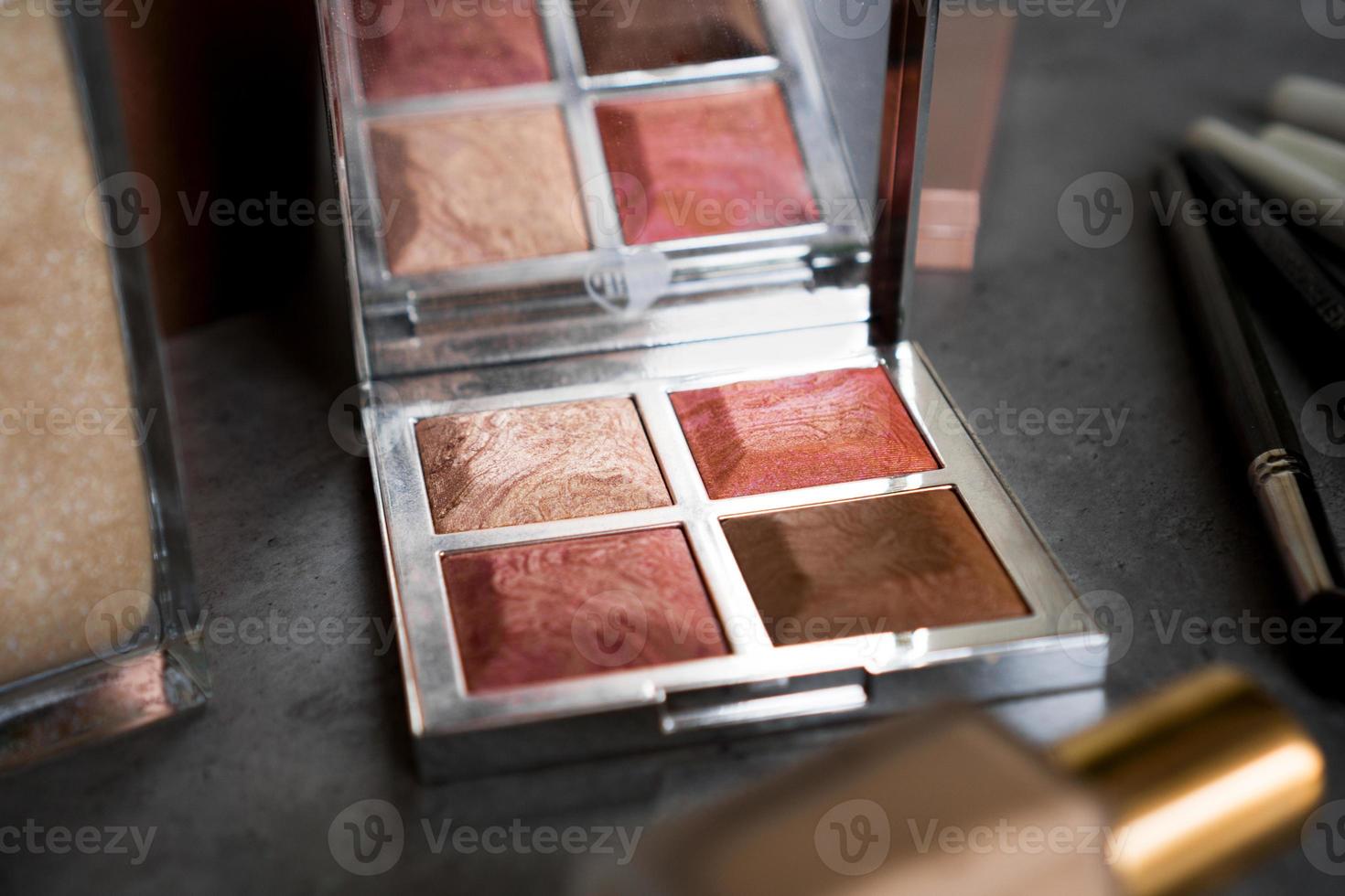 Paleta de sombras de ojos en oro rosa y colores nude closeup foto