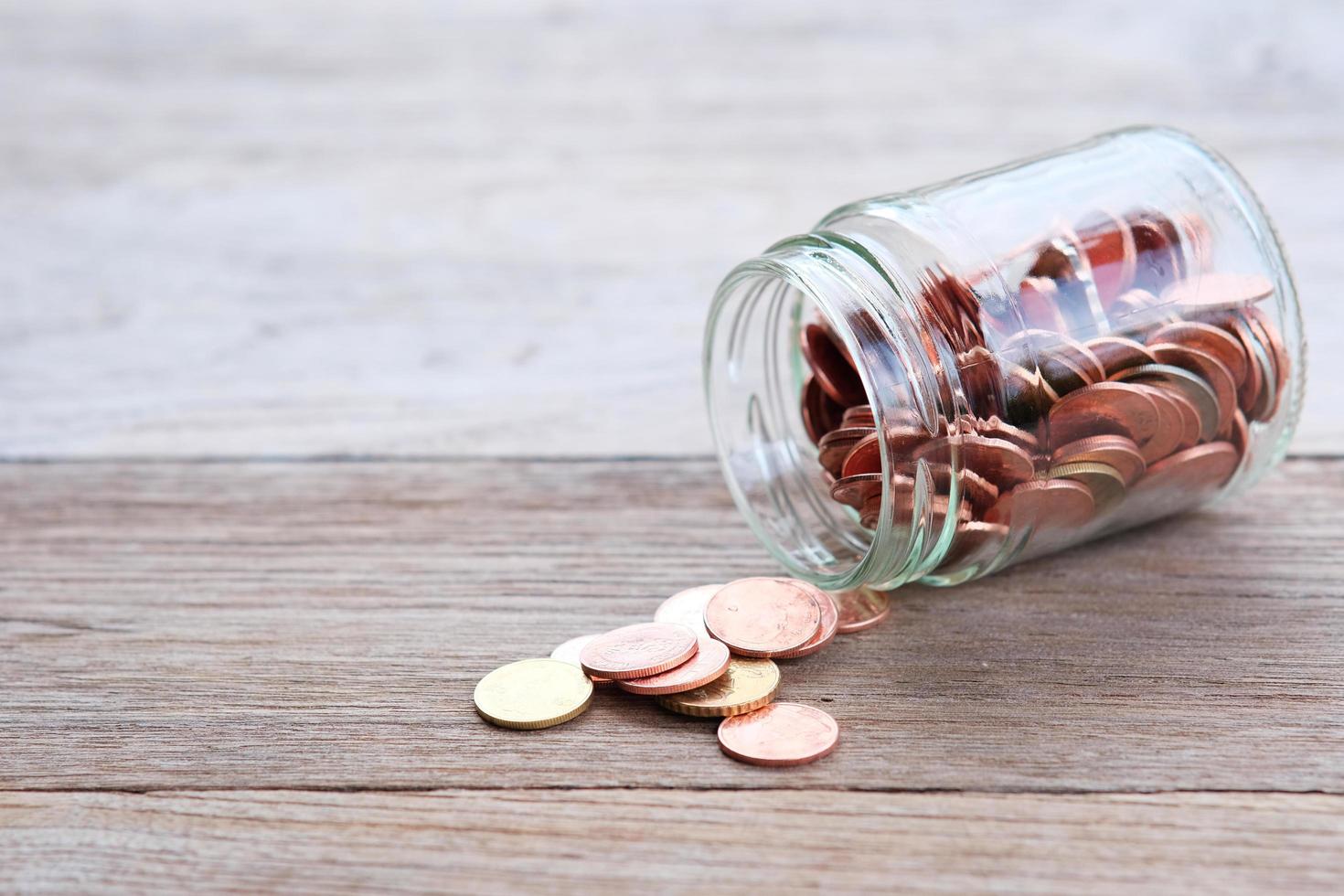 Cerrar monedas en la mesa, ahorrando dinero para la contabilidad financiera foto