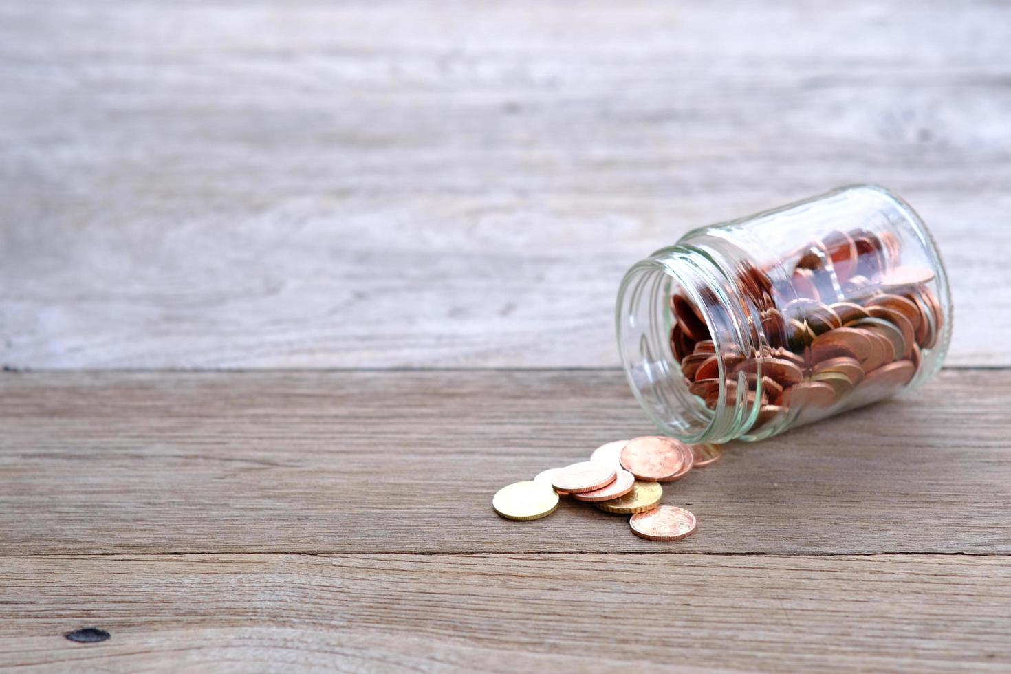 Moneda en el fondo de la tabla o finanzas ahorrando dinero foto