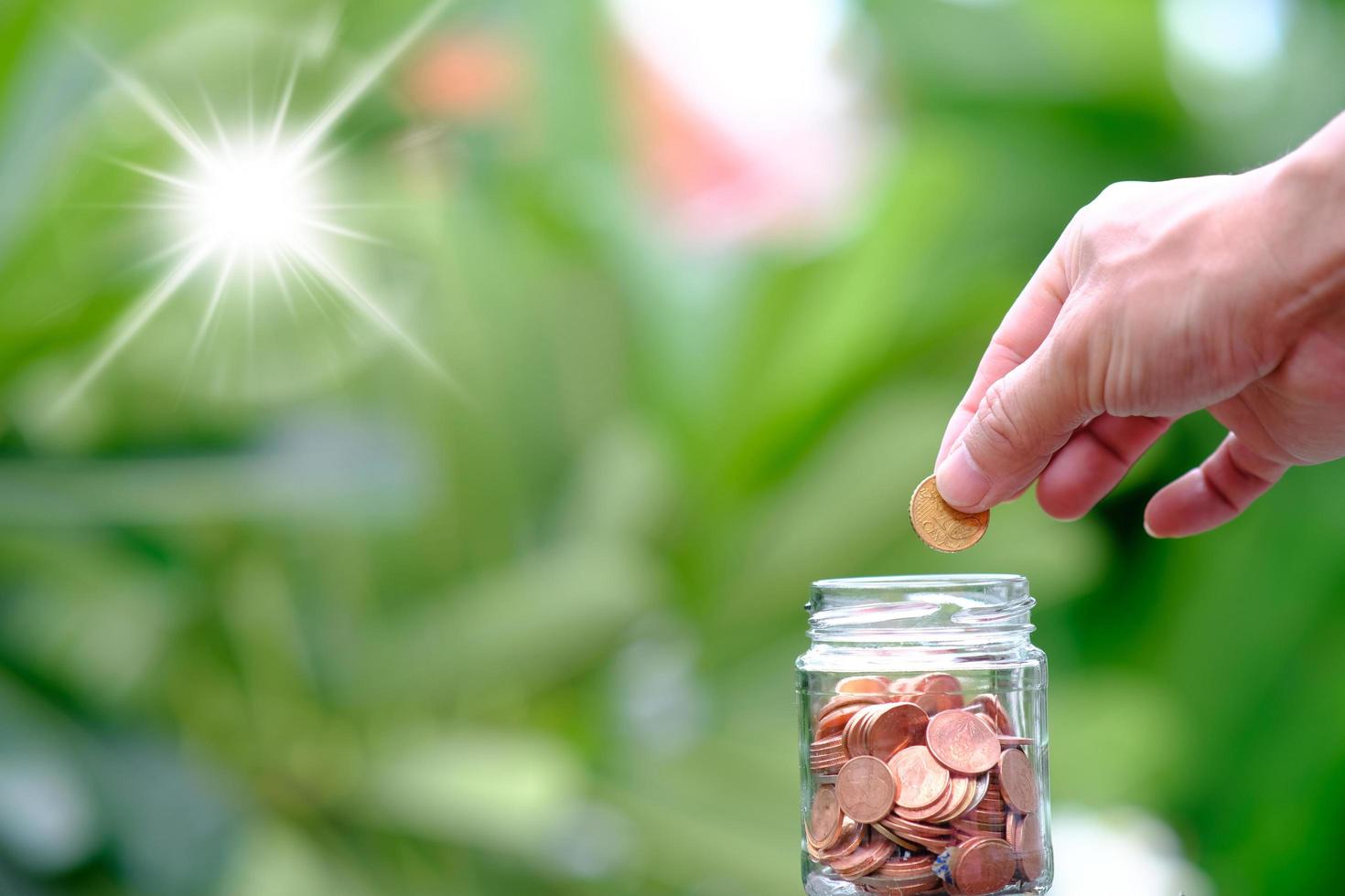 Cerrar monedas en la mesa, ahorrando dinero para la contabilidad financiera foto