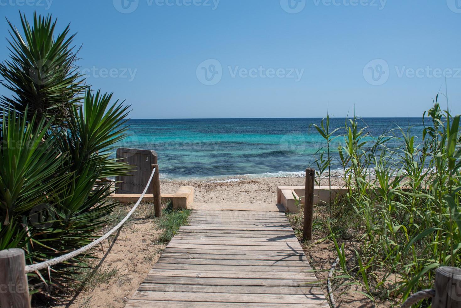 Pasarela peatonal en la playa de Migjorn en Formentera en España en tiempos foto