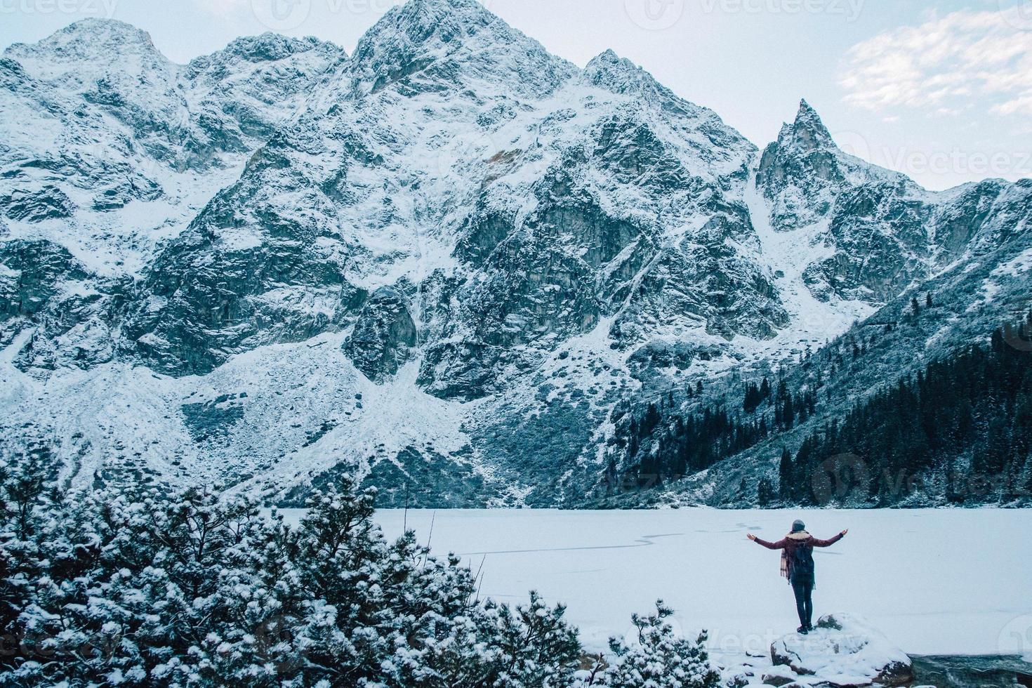 mujer en un poncho en las montañas en invierno, aventura y viajes foto