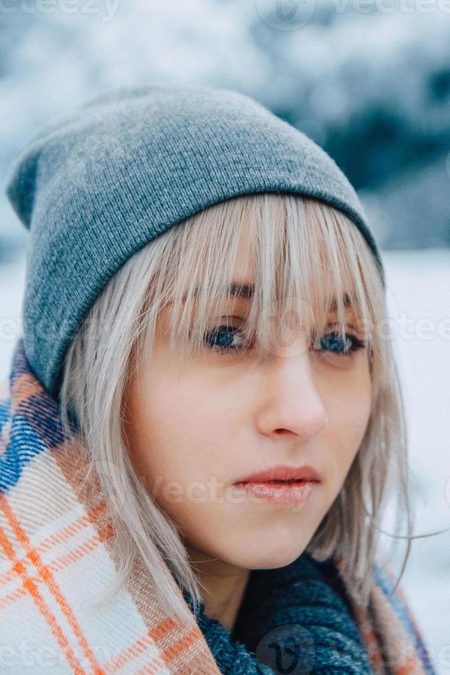 retrato, de, niña, en, un, sombrero, con, un, bufanda, en las montañas, en, invierno foto