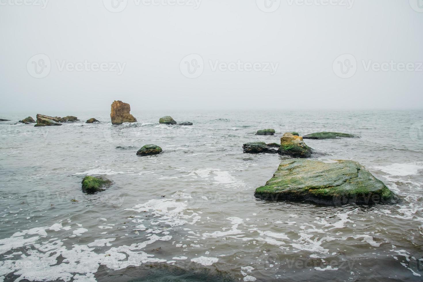 rocas en el mar temprano en la mañana foto