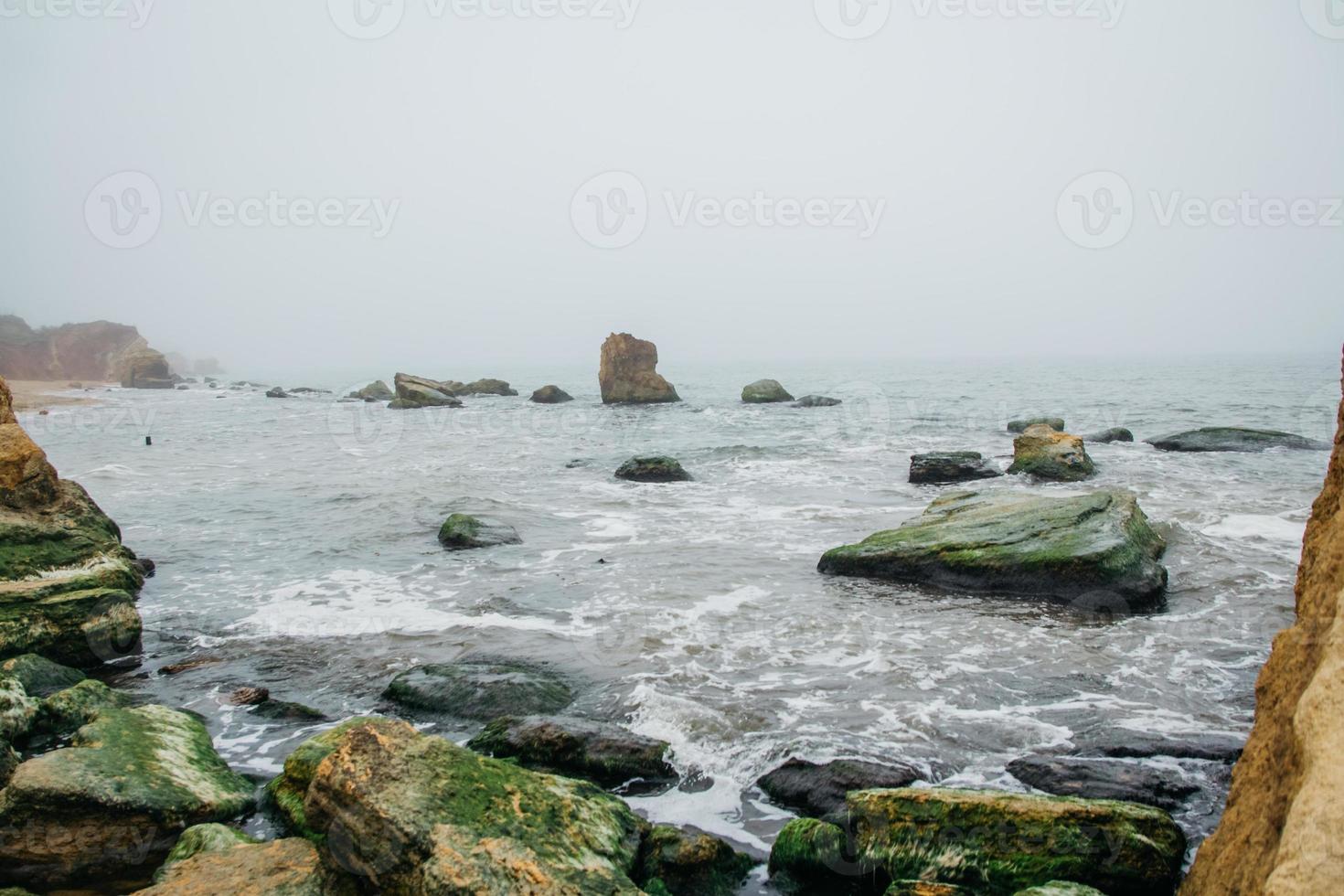 rocas en el mar temprano en la mañana foto