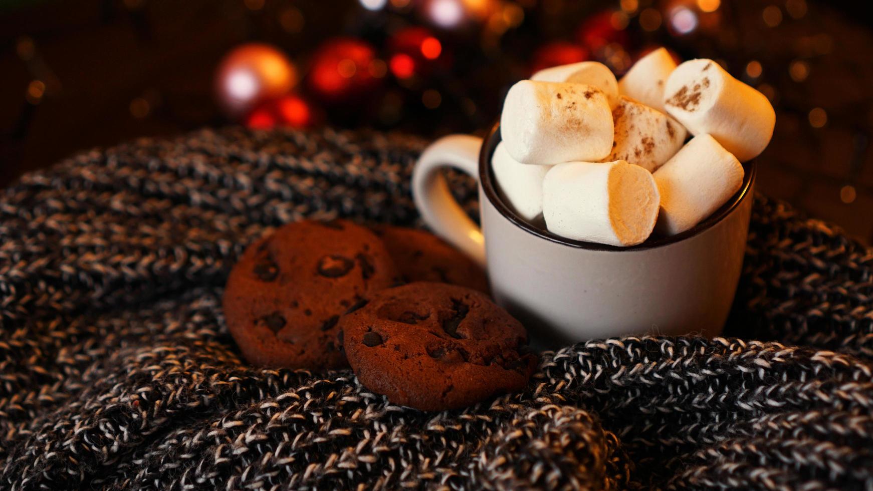 taza con malvaviscos y galletas con chispas de chocolate foto