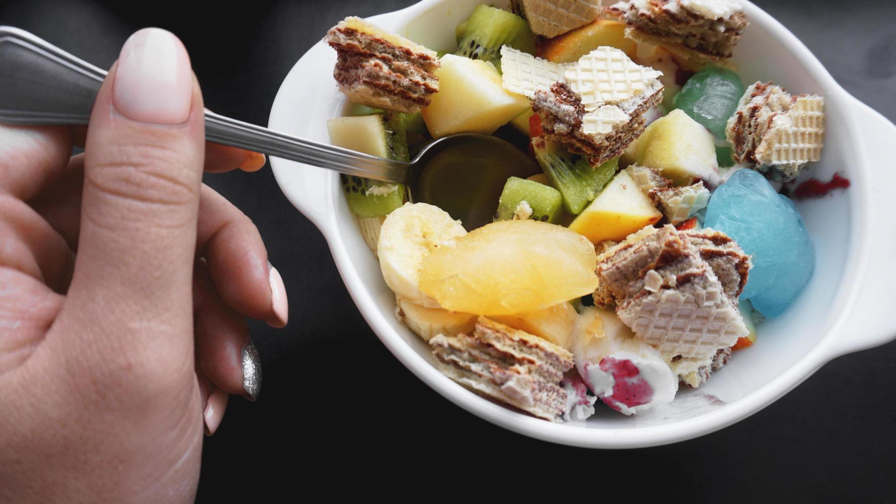 Cerrar desierto con fruta fresca y helado foto