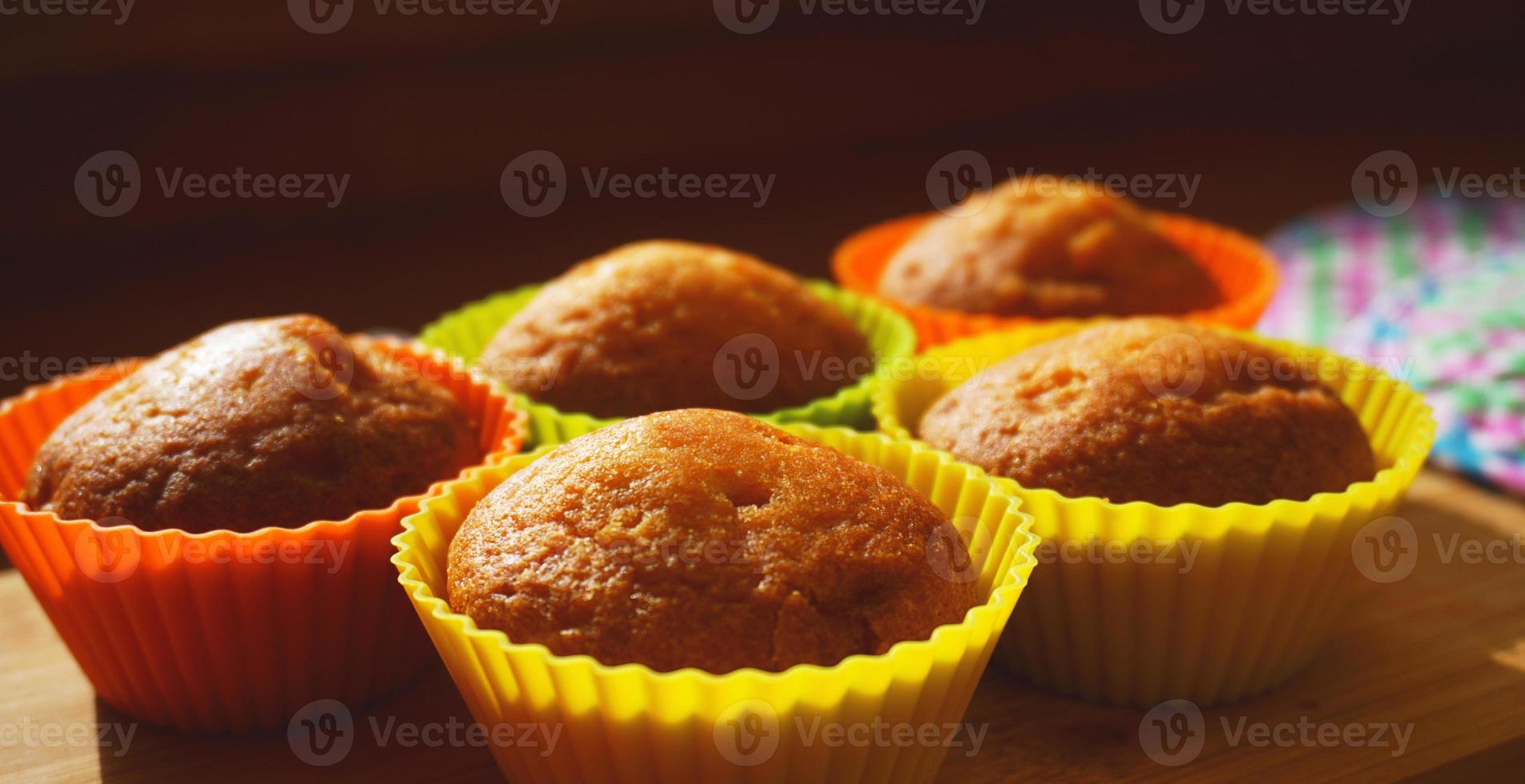 simples mini muffins en coloridos utensilios de silicona para hornear. espacio libre. de cerca foto