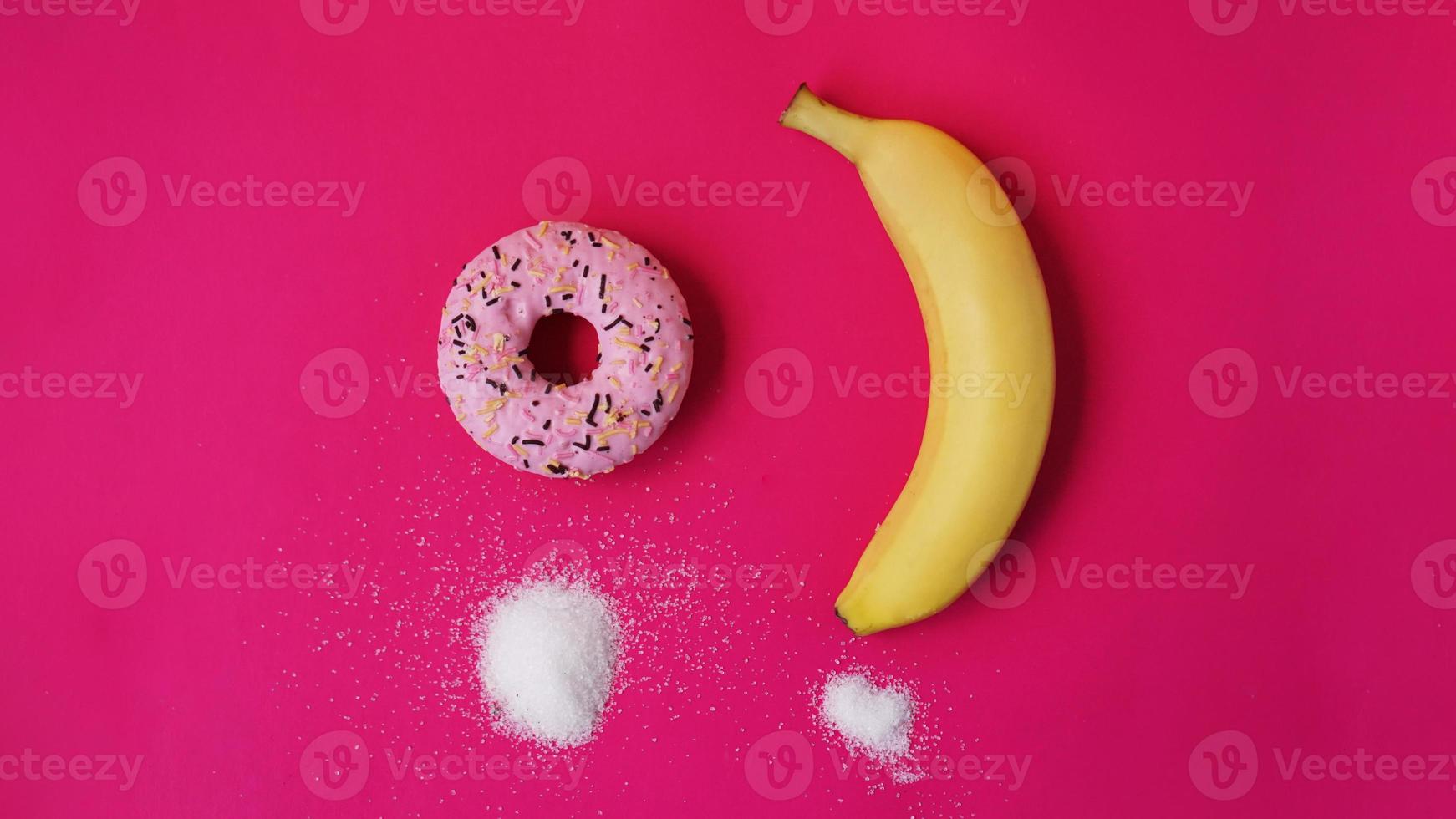 buñuelo de elección contra plátano. comenzar una alimentación saludable o comida chatarra foto