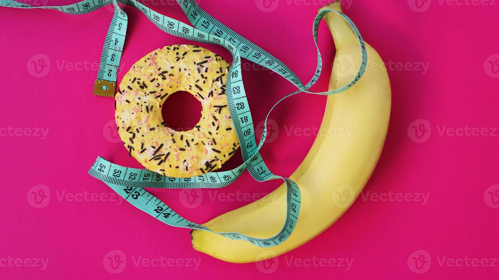 dos tipos de alimentos, saludables y no saludables, plátano foto