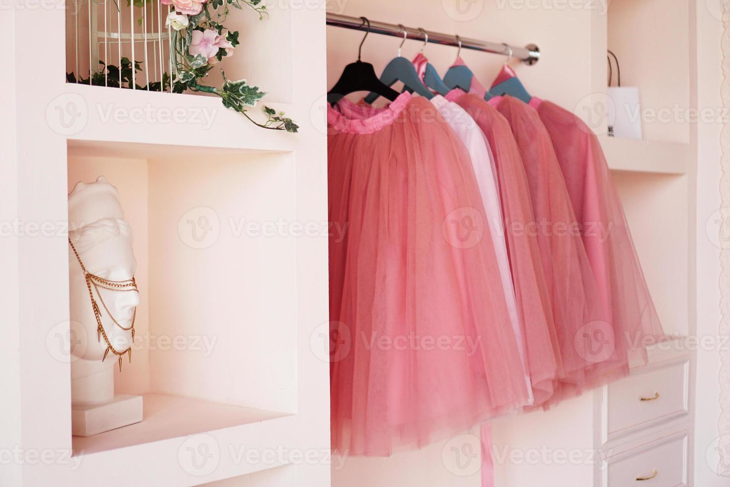 vestidor con ropa rosa en la percha foto