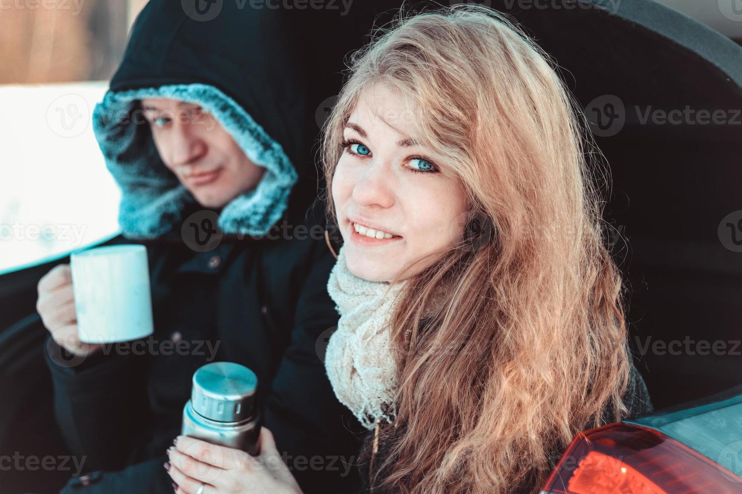 un hombre y una mujer en la camioneta del auto. una pareja feliz foto