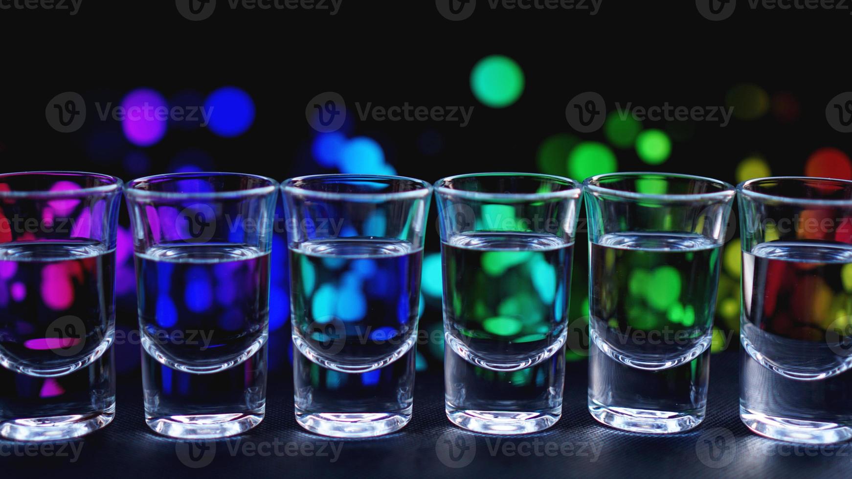 vasos de vodka o tequila. en el bar foto