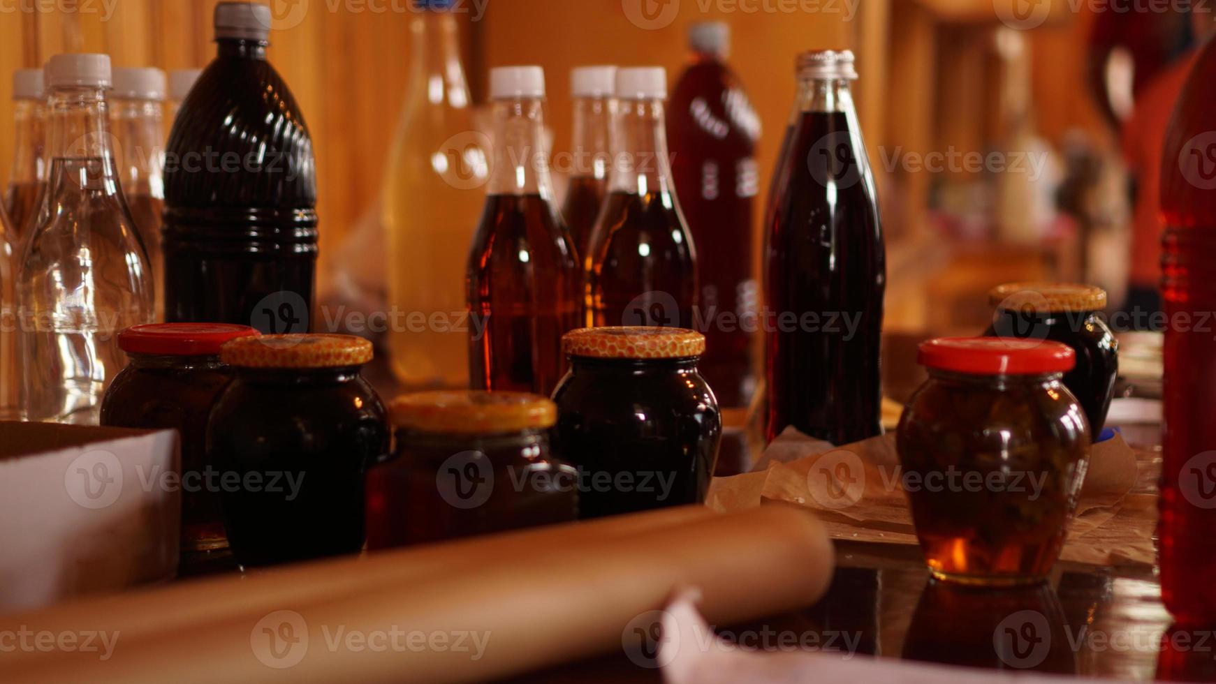 Botellas de hidromiel caseras en el estante de un mercado al aire libre. vino de miel foto