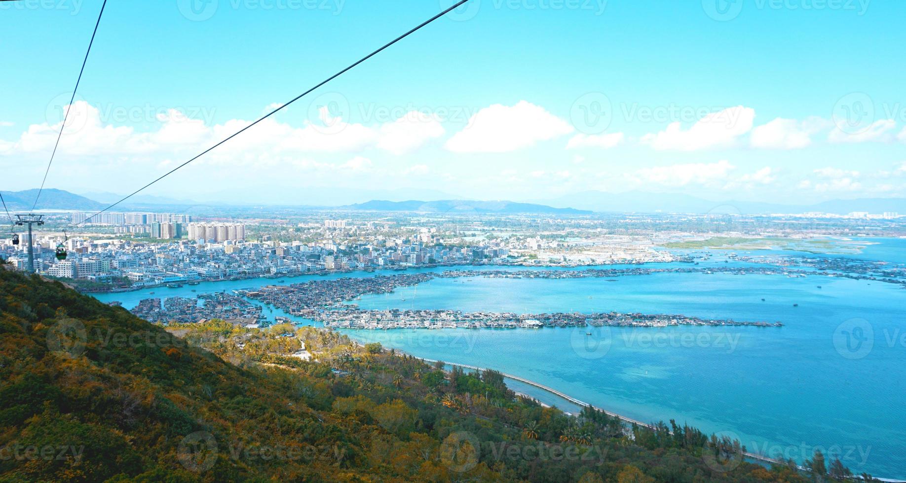 Teleférico con el telón de fondo de la provincia de Hainan, China foto