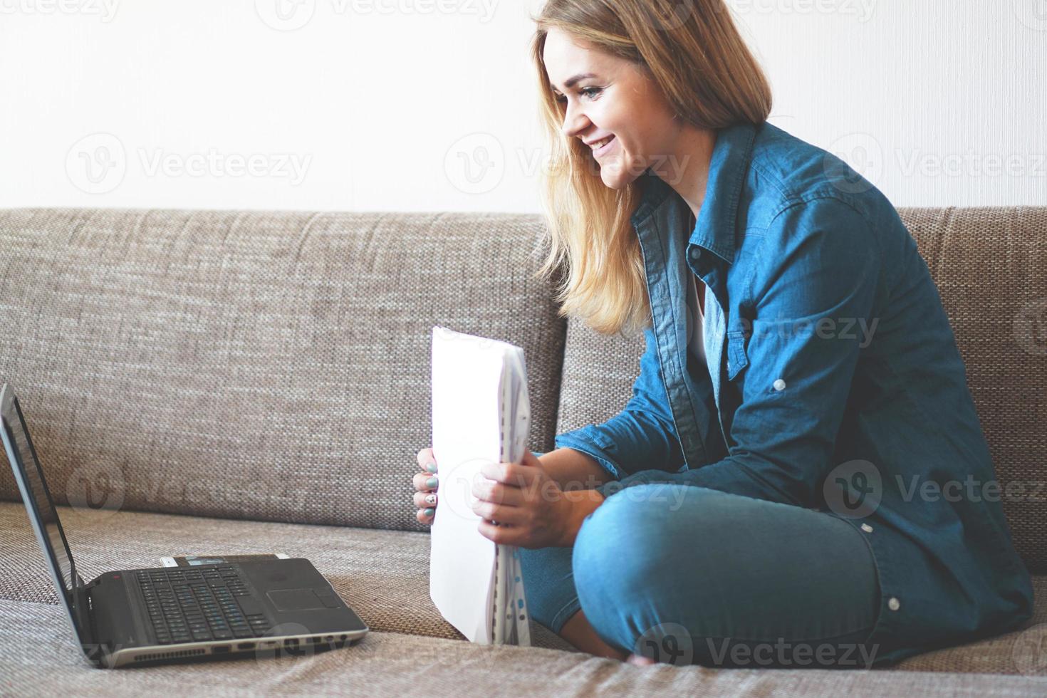 Feliz joven estudiante o empleado emocionado por la lectura de buenas noticias foto