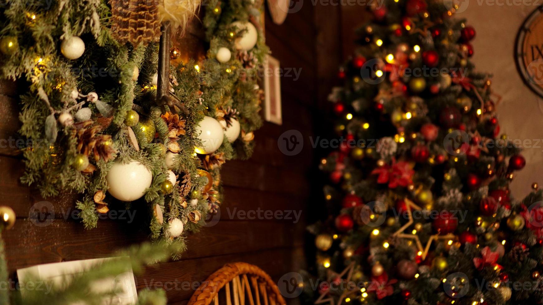 Felices fiestas. un hermoso living decorado para navidad. foto