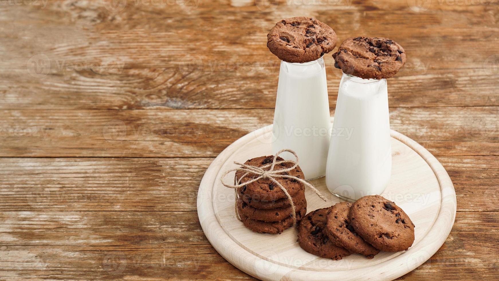 galletas de chispas de chocolate caseras y leche foto