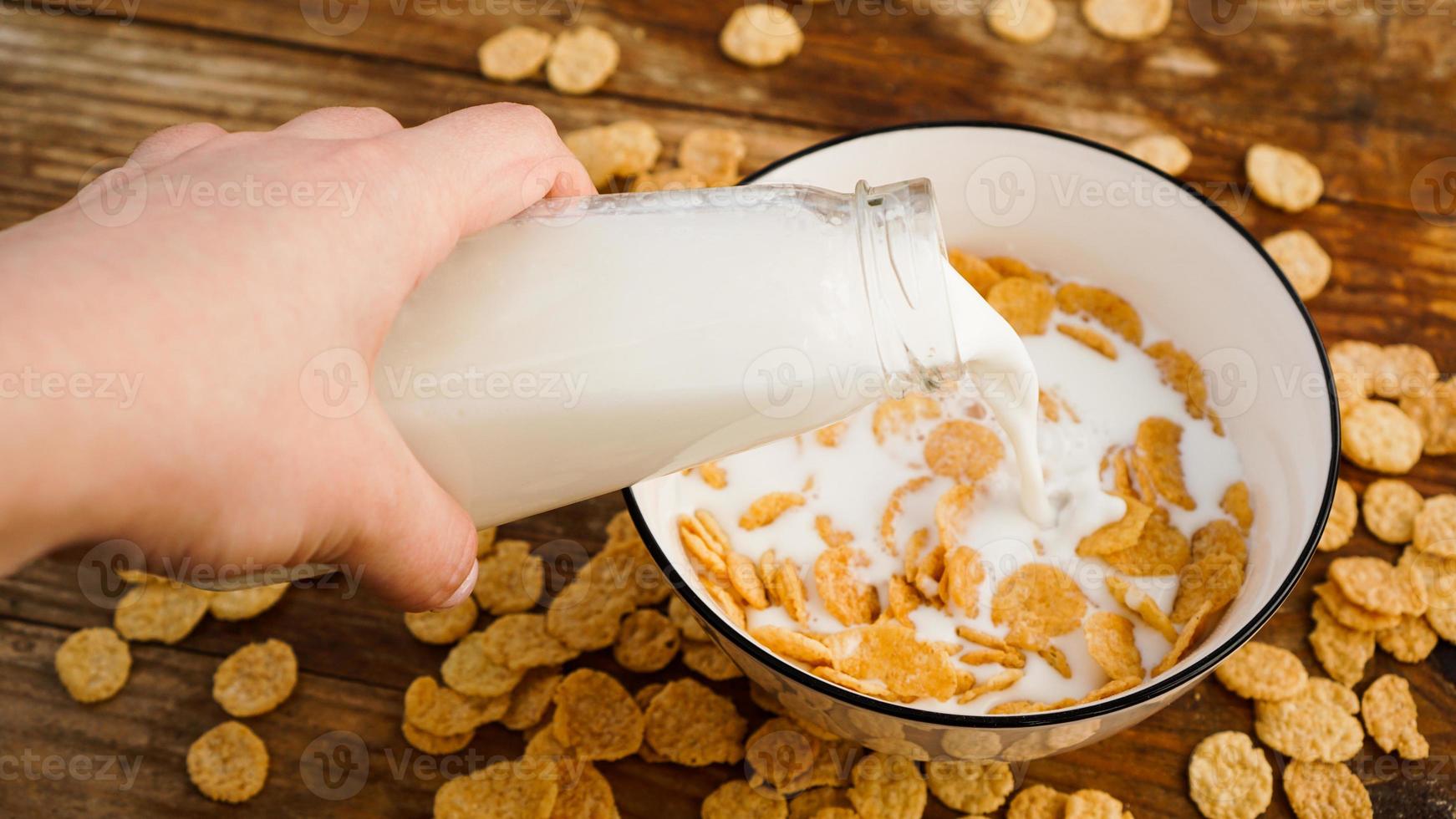 antecedentes de alimentación saludable. vertiendo leche fresca foto