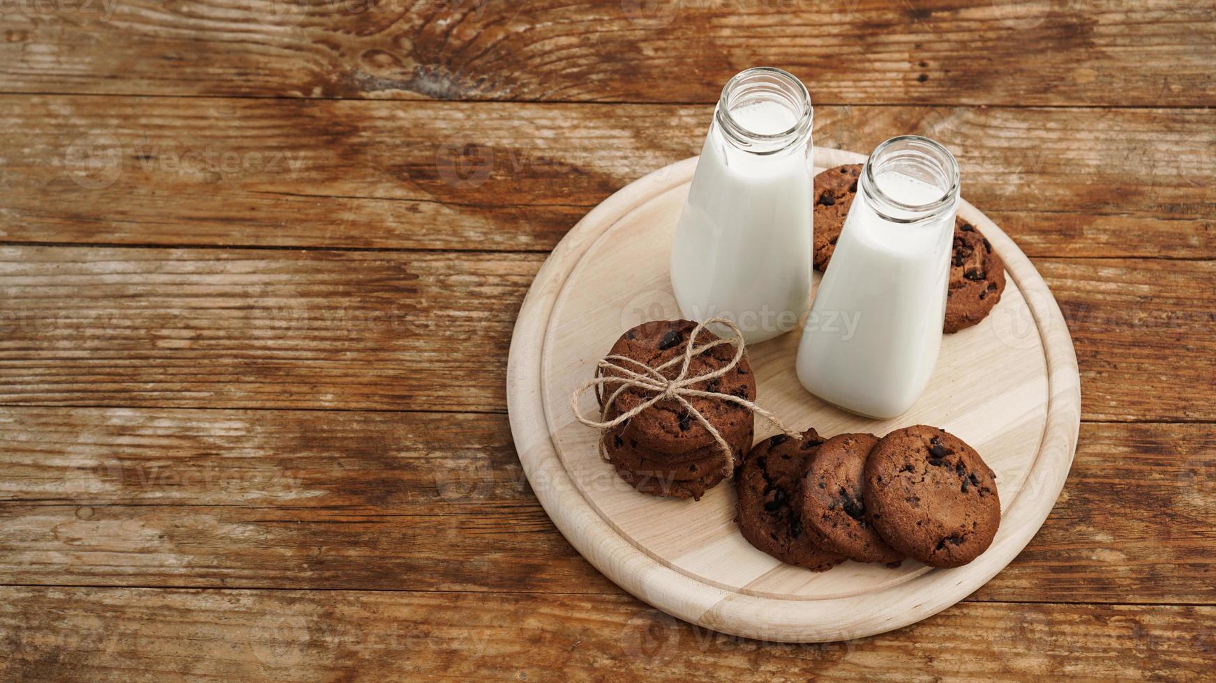 galletas de chispas de chocolate caseras y leche foto