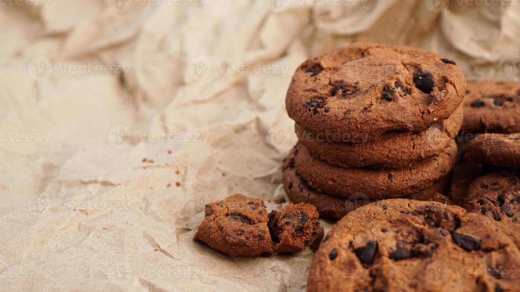 vista plana de galletas de chocolate artesanales foto