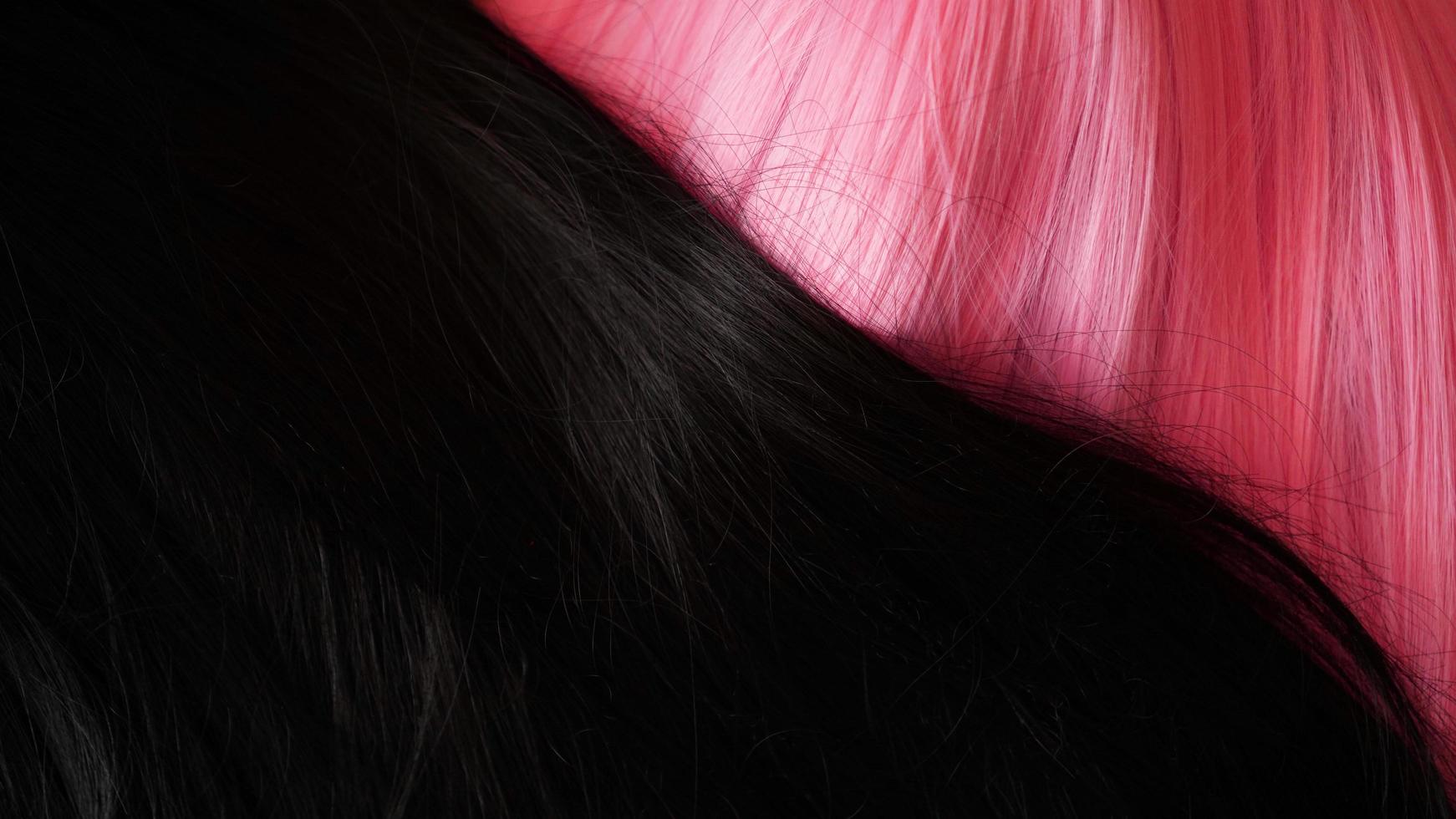 Textura de primer plano de cabello rosa y negro. puede usarse como fondo foto