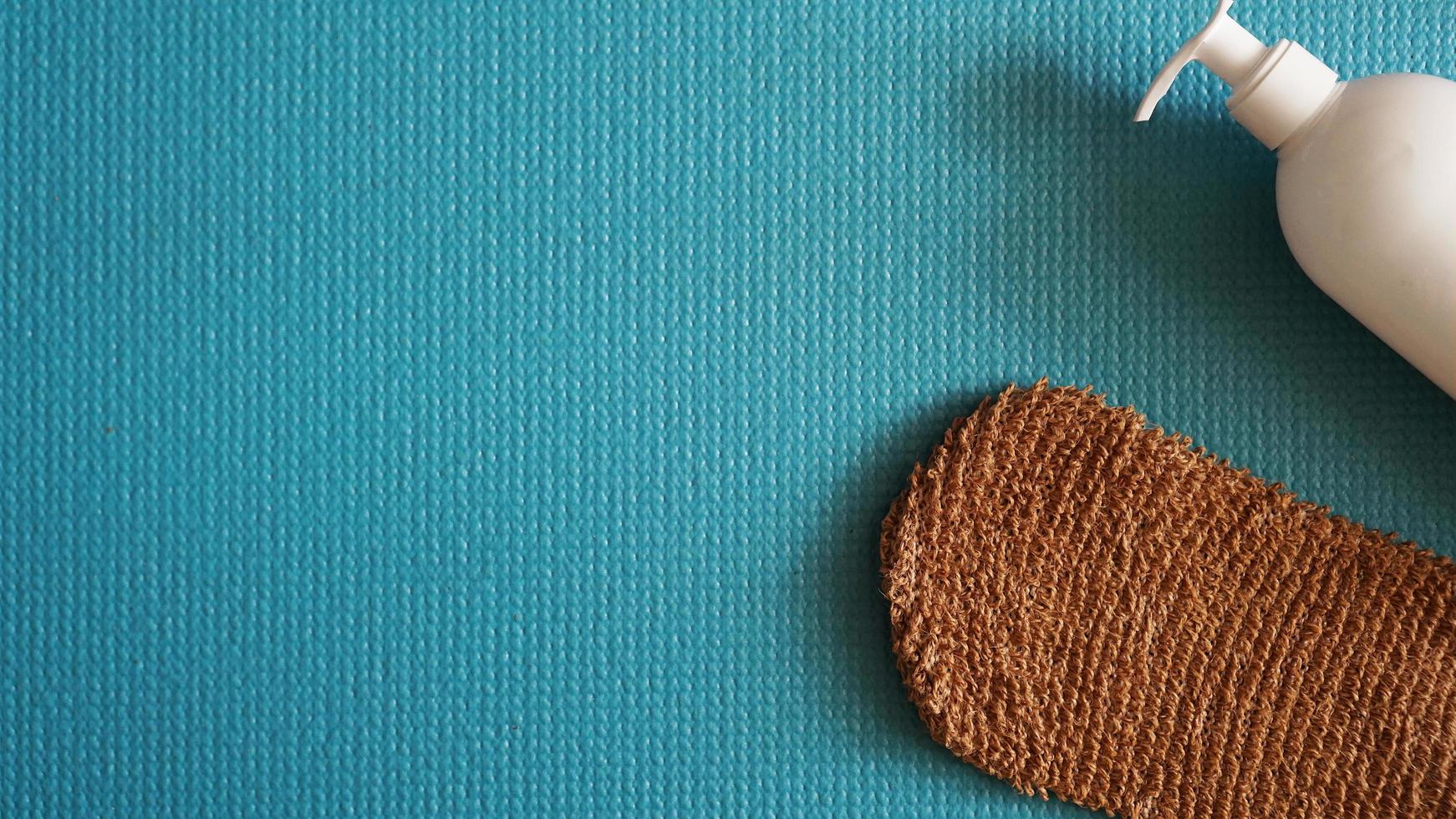 loción, esponja de ducha. concepto de piel sana y hermosa. foto