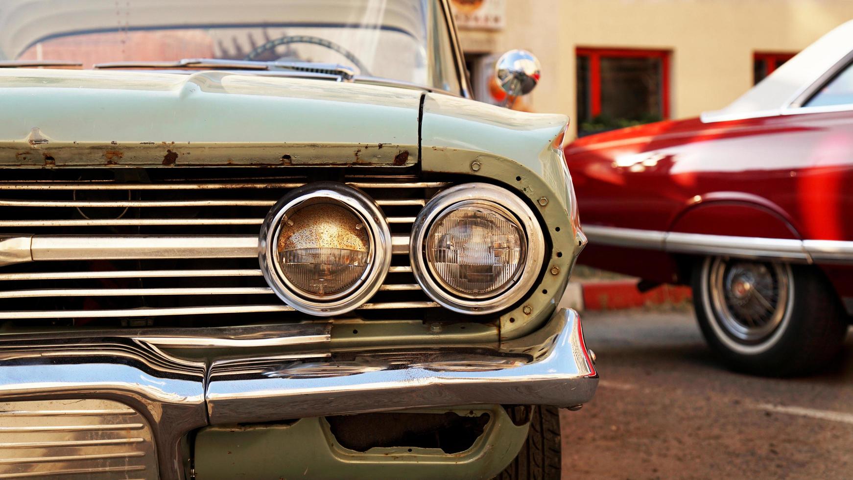 coche retro. coche antiguo de época. faro de cerca foto