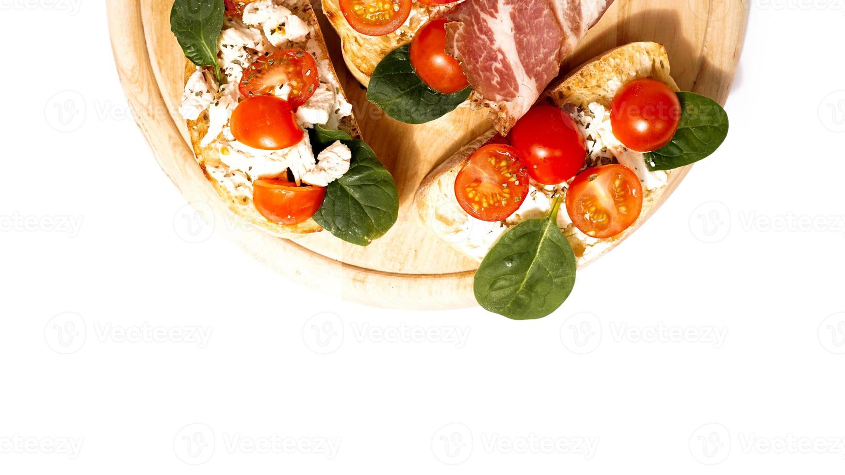 La bruschetta generalmente se sirve como bocadillo o aperitivo. foto