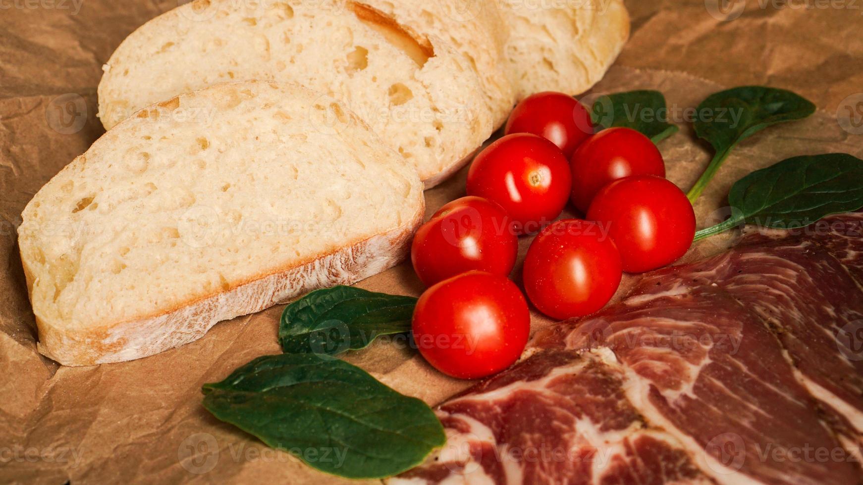 rebanadas de pan, tomates cherry, espinacas y jamón. ingredientes foto