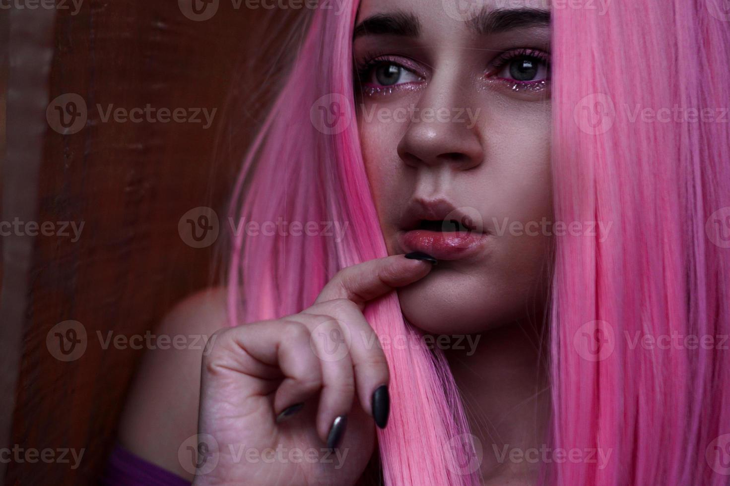 modelo de moda de belleza chica con cabello rosado. cabello colorido foto