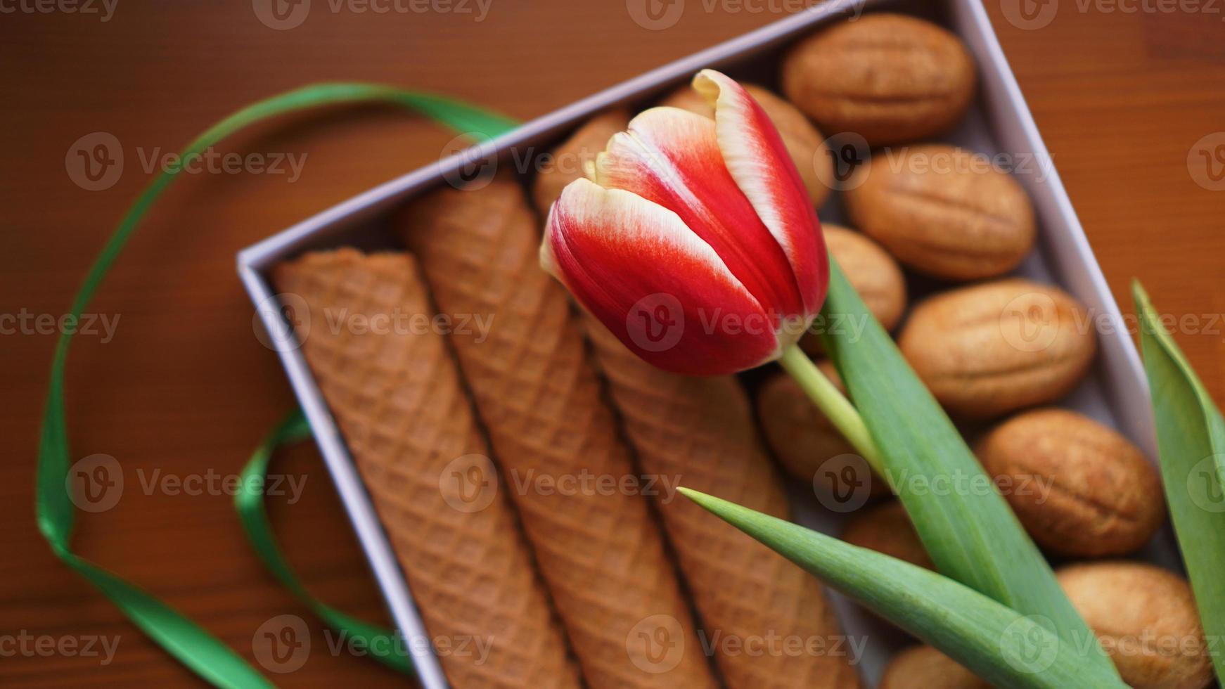 galletas de mantequilla y tulipanes. regalo a la mujer foto