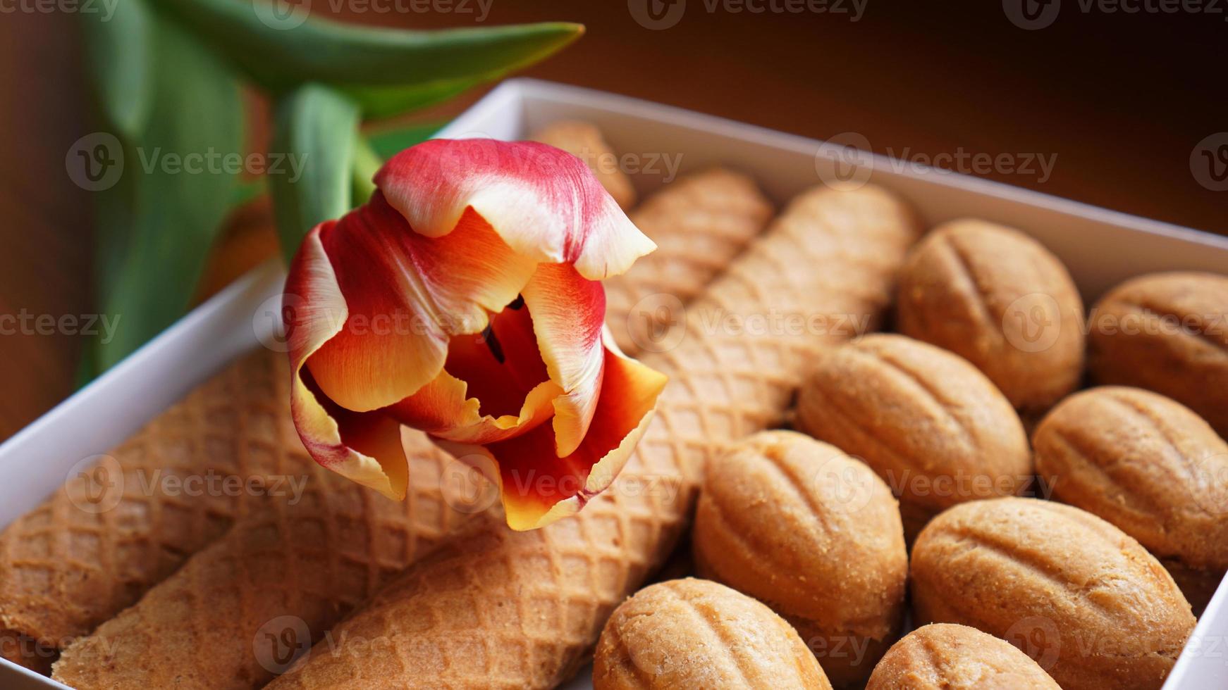 galletas de mantequilla y tulipanes. regalo a la mujer. foto