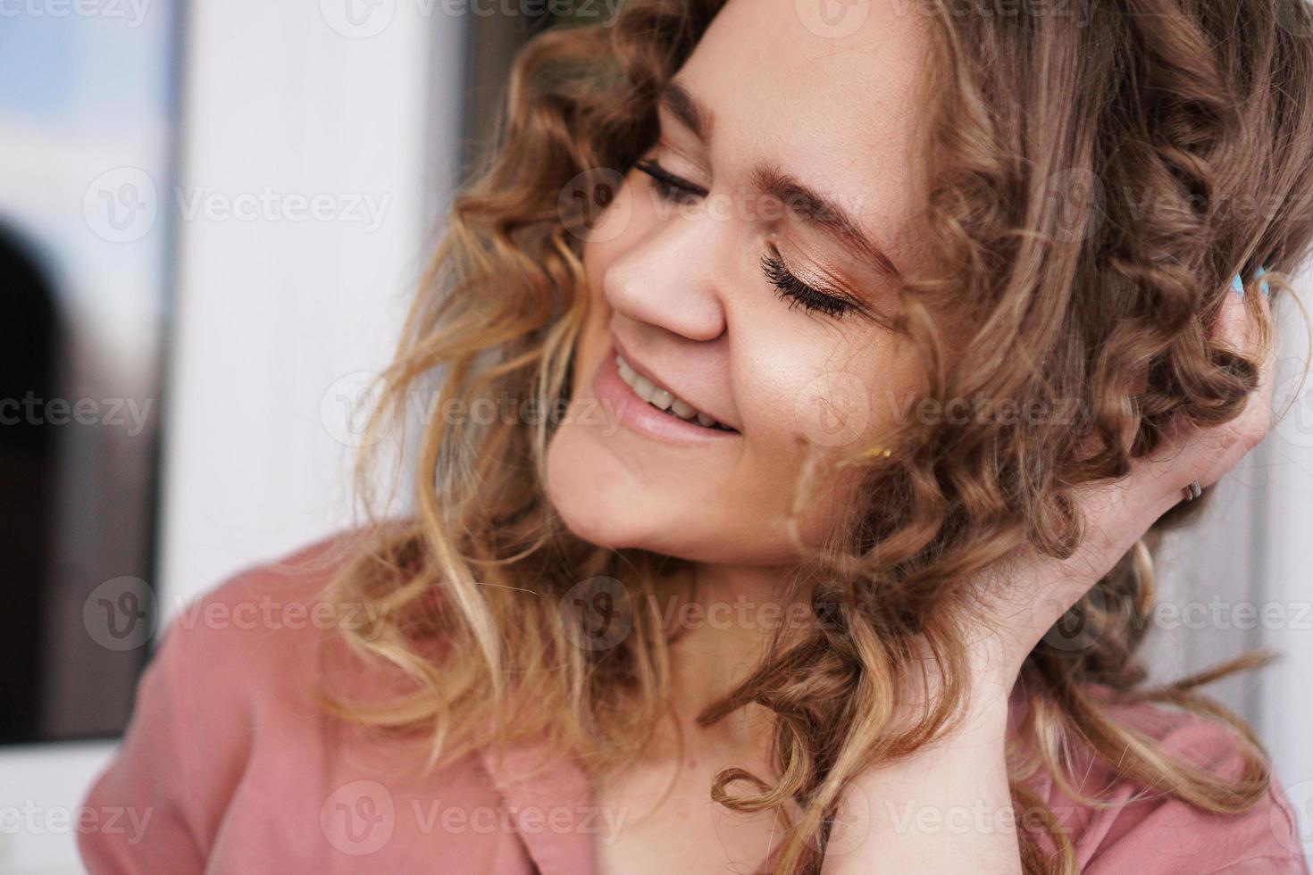 retrato de una mujer muy feliz foto