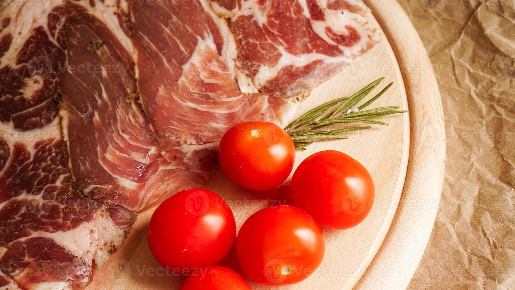 rodajas de carne y tomates cherry. ingredientes foto