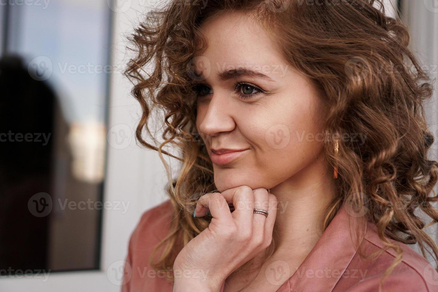 retrato de una mujer muy feliz foto