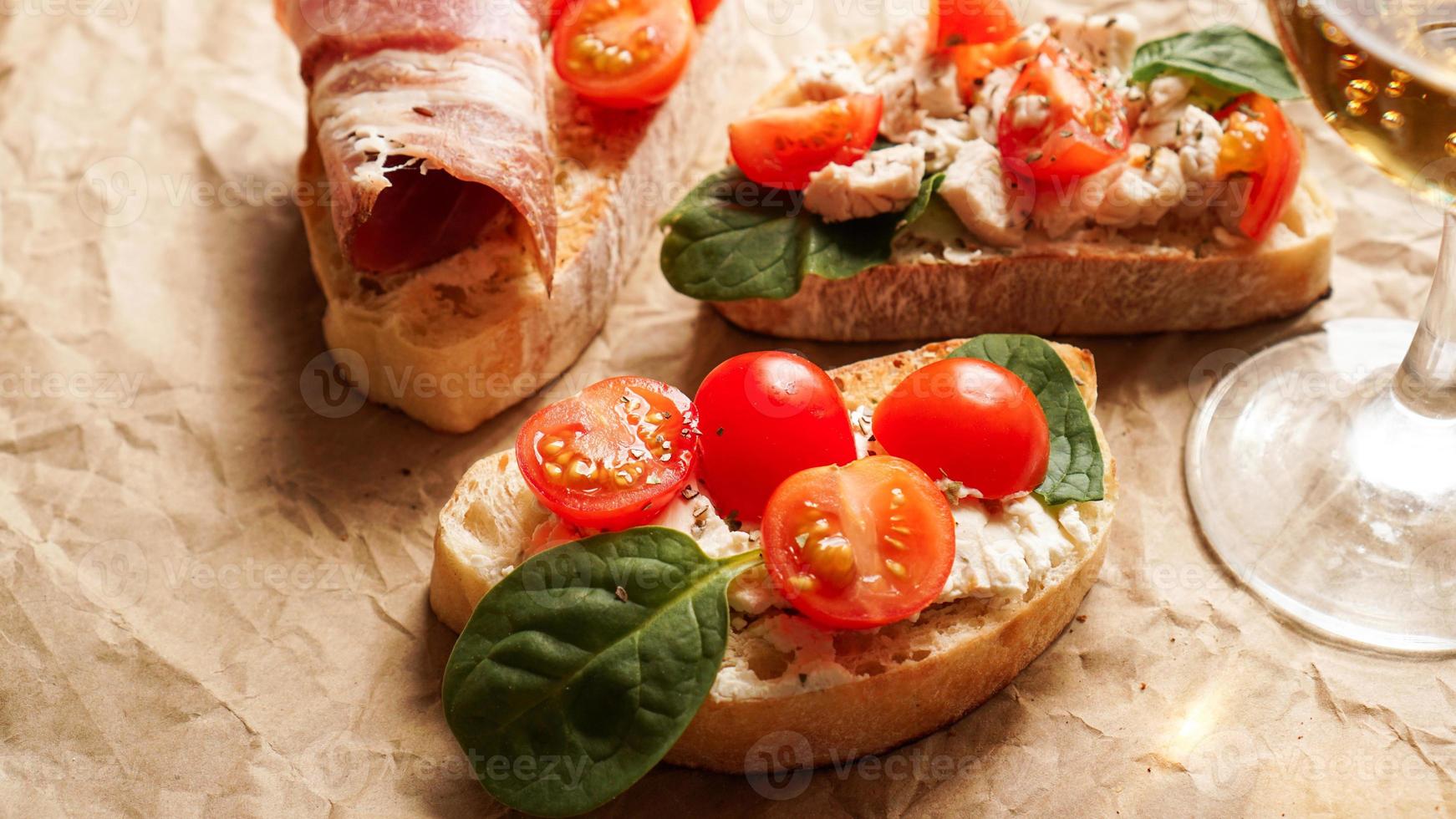 bruschetta con tomates cherry. aperitivo italiano foto